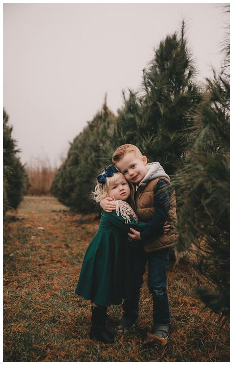 Simple Christmas Tree Farm Photos, Christmas Tree Session, Christmas Tree Photoshoot Kids, Winter Tree Farm Family Pictures, Tree Farm Session, Christmas Tree Farm Family Photo Shoot, Christmas Tree Farm Photoshoot Ideas, Christmas Photoshoot Kids Outdoor, Christmas Mini Sessions Poses