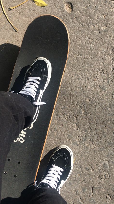 Vans Skateboard Aesthetic, Skate Boarding Aesthetic, Skater Shoes Aesthetic, Skate Aesthetic Girl, Vans Shoes Aesthetic, Skate Wallpaper, Skateboard Wallpaper, Vans Aesthetic, Skateboarding Aesthetic