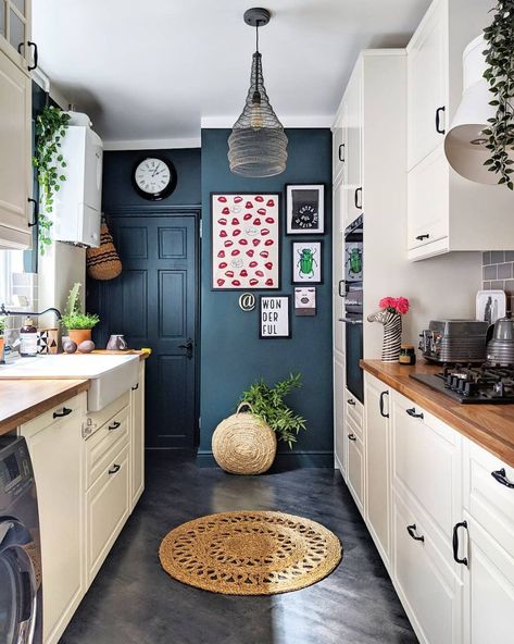 Snug galley kitchen with a strategic splash of color. Small Kitchen Decoration, Interior Dapur, Galley Kitchen Remodel, Galley Kitchens, Kabinet Dapur, Kitchen Redesign, Apartment Small, Galley Kitchen, Splash Of Color