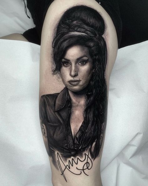 Tatuagem Amy Winehouse Amy Winehouse Tattoo Ideas, Amy Winehouse Tattoo, Hen Tattoo, Sacred Art Tattoo, Teardrop Tattoo, Tattooing Inks, Amazing Amy, Musician Portraits, Tattoo Posters