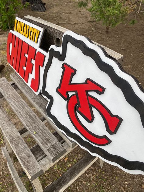 Chiefs Arrowhead Sign - Etsy Diy Kansas City Chiefs Gifts, Kansas City Chiefs Bedroom, Chiefs Crafts, Football Party Decorations, Chiefs Kingdom, Americana Crafts, Superbowl Champions, Kansas City Chiefs Football, Red Friday