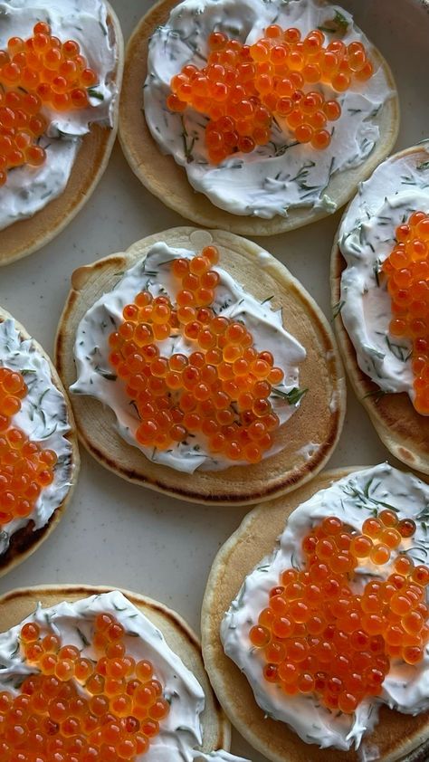 Caviar Pancakes, Caviar Christmas, Caviar Breakfast, Caviar Aesthetic, Russian Snacks, Bridesmaid Dinner, Salmon Caviar, Ny Food, Healthy Menu