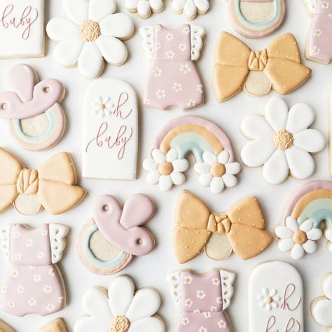 Simple Baby Shower Cookies, Daisy Baby Shower Theme, Rainbow Theme Baby Shower, Flower Baby Shower Theme, Shower Vibes, Daisy Theme, Baby Shower Girl Diy, Daisy Baby Shower