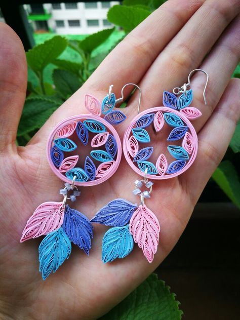 #papermaderarrings #quilledearrings #dreamcatcherpattern #okpprojecttotry Paper Quilled Jewelry, Paper Quilling Jewelry Earrings, Quilling Earrings Ideas, Quiling Paper Earrings Ideas, Quilling Earing Ideas, Quilling Paper Earrings, Quilling Ideas Earrings, Quilling Jewelry Ideas, Paper Earing