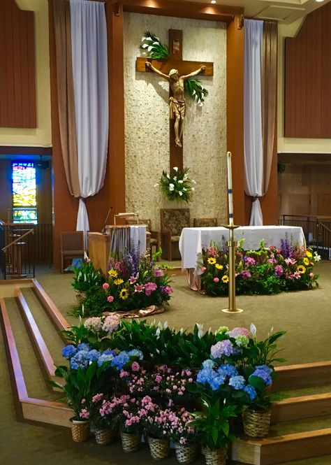 Mar 27, 2016 - This Pin was discovered by Adriana granda. Discover (and save!) your own Pins on Pinterest Catholic Easter Decorations, Catholic Church Easter Decorations, Flores Do Altar, Easter Altar Decorations, Easter Church Flowers, Easter Window Display, Lent Decorations For Church, Catholic Easter, Church Christmas Decorations