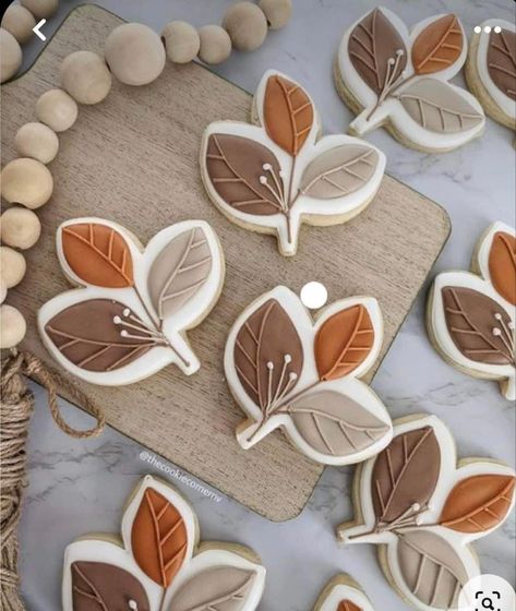 Leaf Decorated Cookies, Thanksgiving Sugar Cookies, Thanksgiving Cookies Decorated, Cookies Thanksgiving, Fall Decorated Cookies, Cookie Corner, Royal Iced Cookies, Leaf Cookies, Sugar Cookie Royal Icing