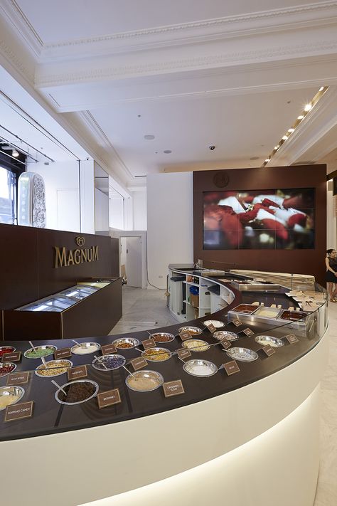 FormRoom for Magnum | Make My Magnum Pop-up in Selfridges | #Magnum #MakeMyMagnum #PopUp #RetailInteriors #StoreDesign #VM Ice Cream Pop Up, Ice Cream Toppings Bar, Toppings Bar, Ice Cream Business, Bakery Shop Design, Chocolate Stores, Gelato Shop, Yogurt Shop, Ice Cream Bar