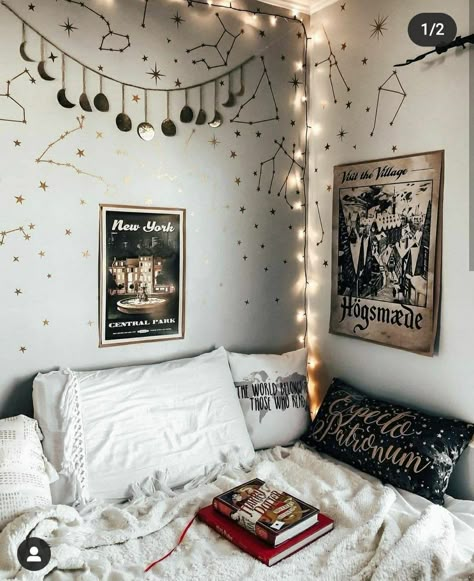 Harry Potter Room Decor Bedroom Ideas, Harry Potter Room Aesthetic, Harry Potter Dorm Room, Harry Potter Aesthetic Room Decor, Harry Potter Inspired Bedroom, Harry Potter Themed Bedroom, Slytherin Room, Harry Potter Art Drawings, Harry Potter Room Decor