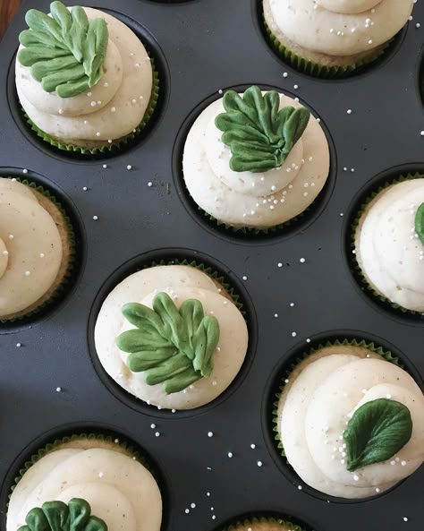 greenery cupcakes by annaleebakes Plant Themed Cupcakes, Gender Neutral Cupcake Ideas, Plant Cupcakes Ideas, Cupcakes With Greenery, Woodsy Cupcakes, Cupcakes Greenery, Greenery Cupcakes, Nature Cupcakes, Green Cupcakes Ideas