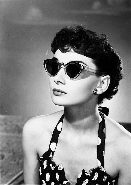 Audrey Hepburn in cat's eye shades and short hair. Audrey Hepburn 1950s, Audrey Hepburn Born, Jane Russell, Audrey Hepburn Style, Gene Kelly, Mae West, Hepburn Style, Roman Holiday, Humphrey Bogart