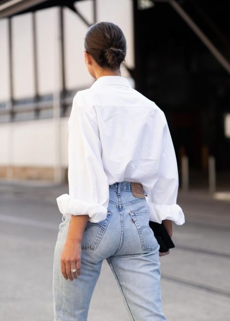 When In Doubt Wear Blue Denim Jeans And A Classic White Shirt Jeans And White Shirt, White Shirt And Blue Jeans, White Shirt Outfits, Style Casual Chic, Classic White Shirt, Chique Outfits, Outfit Chic, Look Retro, Looks Street Style