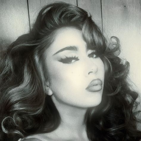 Black And White Kali Uchis, Kali Uchis Black And White, Kali Uchis Icons, Kali Uchis Pfp, Kail Uchis, Vsp Coloring, Iconic Artists, Chola Style, Mother Kali