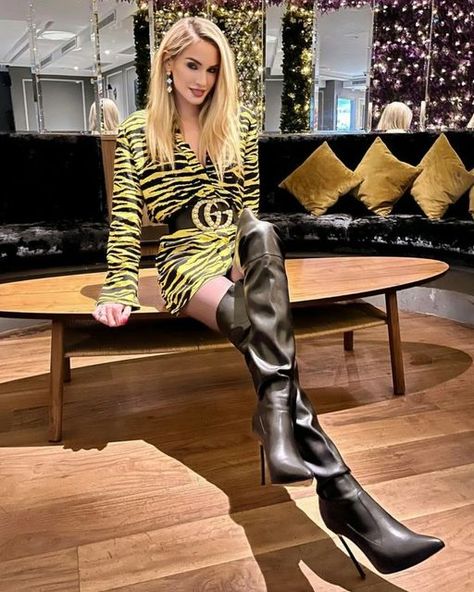 Beautiful women wearing boots, overkneeboots, thighboots on Instagram: "😍 @surrey_girl 😍" Girls Long Boots, Stiletto Boots Outfit, Thigh Boots Outfit, Otk Boots Outfit, Crotch Boots, Celebrity Boots, Knee Boots Outfit, Victoria Beckham Outfits, High Boots Outfit