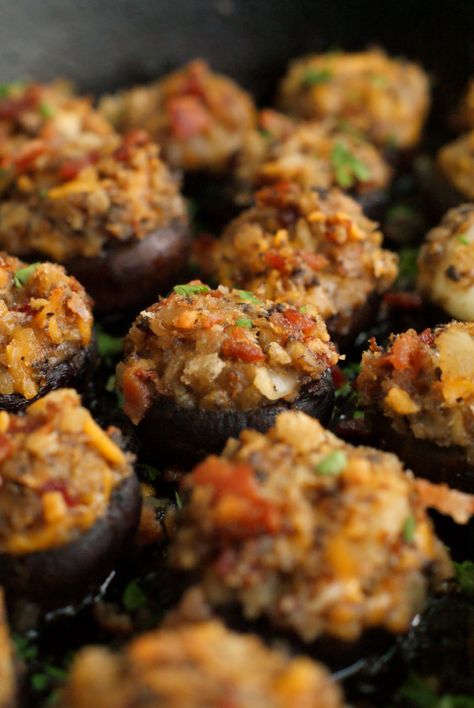 Bacon and Cheddar Stuffed Mushrooms | The Two Bite Club | #VoteWrightBrandBacon #Sponsored @WrightBacon Stuffed Mushrooms With Sausage, Horderves Appetizers, Mushroom Dishes, Monday Meals, Yummy Appetizers Parties, Holiday Party Appetizers, Sausage Stuffed Mushrooms, Mushroom Appetizers, Bacon Stuffed Mushrooms