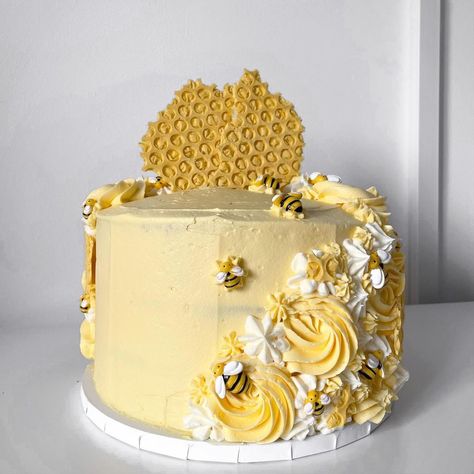 Bumble Bee Birthday Cake, Yellow Flower Cake, Flower Cake Ideas, Bee Birthday Cake, Bumble Bee Cake, Cake Themes, Flower Cake Design, Honeycomb Cake, Bee Cake