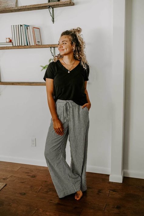 4 Stylish Mom Outfits That You Can Wear at Home and Out Mama Style Outfits Casual, Non Frumpy Mom Outfits, Boho Casual Work Outfit, Homeschool Outfits For Mom, Comfy Outfits For Moms, New Mom Wardrobe, Back To School Mom Outfits, Gen Z Mom Outfit, Classy Mom Style