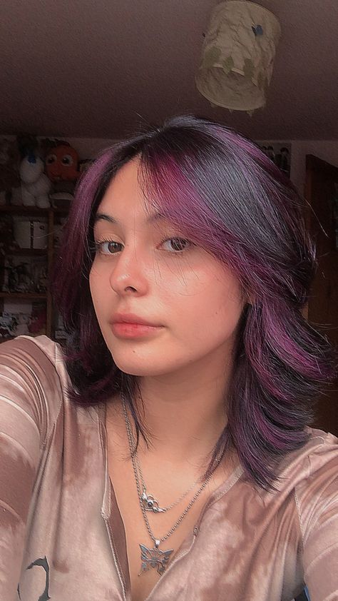 Hair Colour Ideas For Short Hair Shoulder Length, Wolf Cut Purple Hair, Shoulder Length Hair Dyed, Short Hair Purple Highlights, Purple Hair Color Ideas For Short Hair, Purple Hair Colour, Purple Short Hair, Short Purple Hair, Purple Hair Highlights