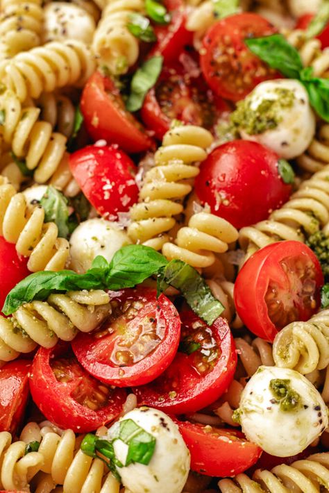 Caprese pesto pasta salad in a white bowl. Budha Bowls, Herbed Potato Salad, Heirloom Tomato Salad, Pesto Salad, Cold Pasta Salad Recipes, Caprese Pasta Salad, Salads For A Crowd, Fresh Tomato Recipes, Caprese Pasta