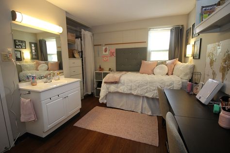 Traditional Double Room Granville Towers Unc, Unc Dorm, Granville Towers, College Rooms, Single Dorm Room, University Interior Design, School Dr, College Dorms, Dorm Inspo