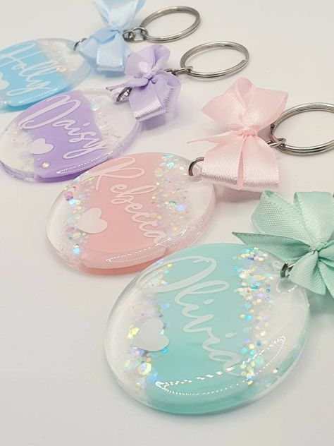 Resin Art Accessories, Mothers Day Resin Ideas, Mothers Day Resin, Resin Name Keychain, Customize Keychain, Resin Keychain Ideas, Resin Art Keychain, Personalised Keychains, Acrylic Name Keychain