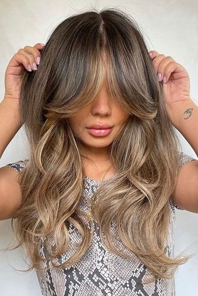 26. Curtain bangs and seamless textured layers This year 2021 is coming to an end. Once Christmas and New Year’s Eve gone, you might want... Curtain Bangs Bronde Balayage, Balayge Curtain Bangs, Hair Colour Trends 2022, Colour Trends 2022, Hair Trends 2022, 2022 Hair Trends, Best Hair Colour, Hair Colour Trends, Vanilla Blonde