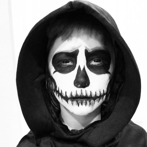 Kids Skeleton Face Paint Simple, Skeleton Face Paint Kids, Kids Skeleton Face Paint, Skeleton Face Paint Easy, Skeleton Makeup Kids, Skeleton Face Makeup, Scary Face Paint, Skull Face Makeup, Skeleton Face Paint