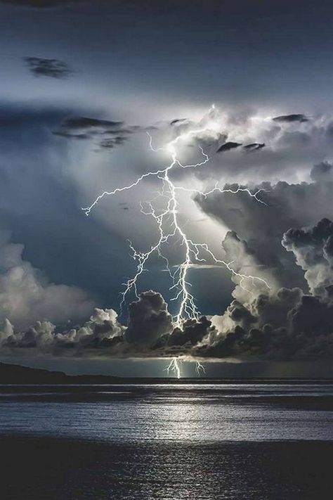 Lightning In The Sky, Wild Weather, Image Nature, Beautiful Sky, Science And Nature, Tornado, Amazing Nature, Nature Pictures, Nature Photos