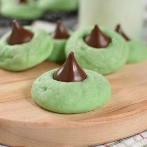 Kiss Blossom Cookies, Hershey Kiss Cookies Recipe, Kiss Cookies Recipe, Color Cookies, Green Cookies, Chocolate Snickerdoodles, Mint Chocolate Desserts, Kiss Cookie Recipe, Chocolate Kiss Cookies