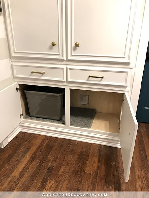 Cat Litter In Closet, Cat Litter Box Closet, Litter Box Closet Ideas, Mudroom Cupboards, Built In Litter Box Ideas, German Bathroom, Hallway Storage Ideas, Cat Closet, Hallway Cabinets