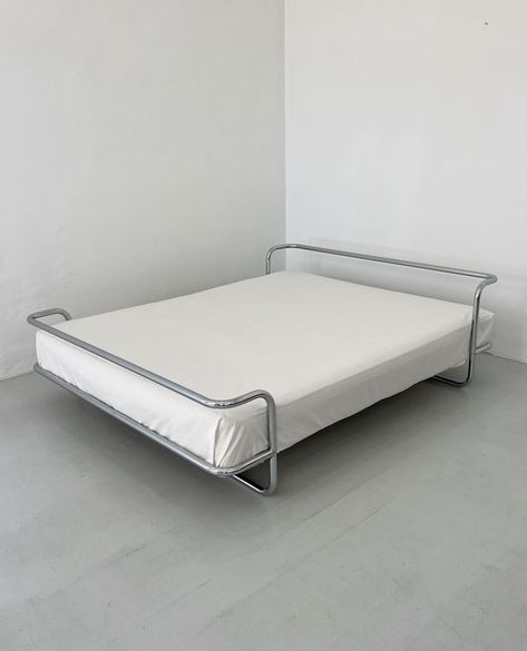 Metal In Interior Design, Bauhaus Bed, Futuristic Minimalism, Deco Studio, Dream Furniture, Casa Vintage, Interiors Dream, White Room, Bedroom Aesthetic