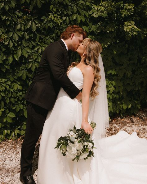 Looking for an 🌿ivy wall or greenery backdrop🌿 for your wedding photos?💍 Say no more... We got you.🫡 🙌 Haue Valley's ivy wall is huge and just a short walking distance from the reception space, making it an ideal photo spot for wedding day photos📸 whether that's just the couple, like these photos, or big group shots with your bridal party. ✨St. Louis Wedding Day Vendors✨ Photographer: @graemariephoto Wedding Planner: @chloeandcompanyevents DJ: @crucial_entertainment Caterer: @2mikescatering... Bigger Couple Wedding Photos, Large Family Wedding Photos, Wedding Photos Plus Size, Greenery Backdrop, Ivy Wall, Family Wedding Photos, Wedding Day Photos, Plus Size Brides, Say No More