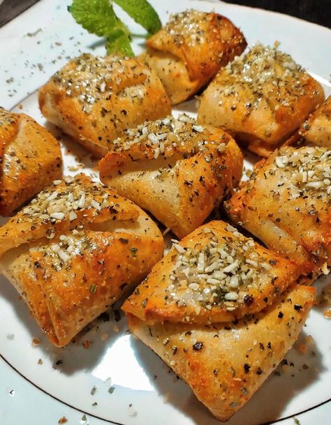 Garlic Parmesan Pizza Rolls Garlic Parmesan Pizza, Garlic Chicken Thighs, Soy Sauce Alternative, Parmesan Pizza, Honey Garlic Chicken Thighs, Refrigerated Pizza Dough, Chicken Thighs Recipe, Thighs Recipe, Garlic Uses