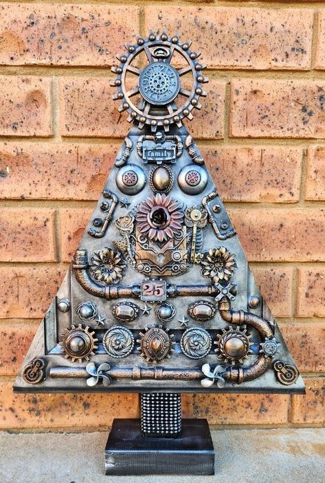 Steampunk Tree, Steampunk Christmas Tree, Steampunk Christmas, Steampunk Theme, Steampunk House, Steampunk Crafts, Homemade Ornaments, Wooden Christmas Trees, Recycled Jewelry