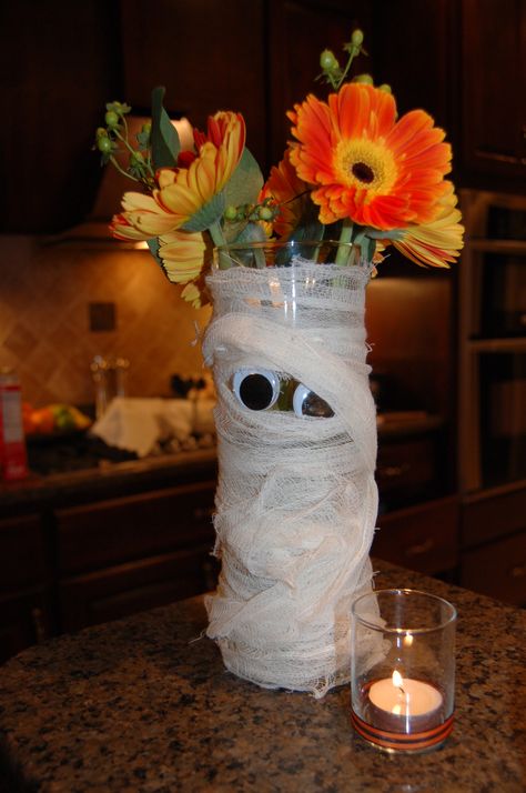 my mummy flower arrangement using cheesecloth and a pair of googlely eyes Diy Halloween Flower Bouquet, Diy Halloween Flower Arrangements, Halloween Flowers Arrangements, Halloween Arrangements Ideas, Halloween Flower Arrangements Diy, Halloween Centerpiece Ideas Party, Spooky Flower Arrangements, Halloween Arrangements, Halloween Flower Arrangements