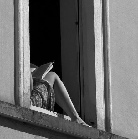 Woman Reading, Reading A Book, Black And White Aesthetic, Black N White, Marie Antoinette, White Aesthetic, Another World, Photography Inspo, Book Aesthetic