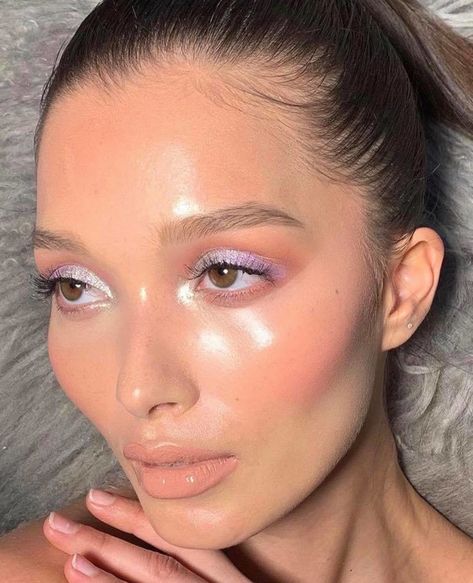 The Dolphin Skin Makeup Trend Will Give You The Radiant Complexion of Your Dreams Dolphin Makeup, Dolphin Skin, Benefit Gimme Brow, Miss X, Spring Photoshoot, Always Be Yourself, Glow Skin, Latest Makeup, Skin Imperfection