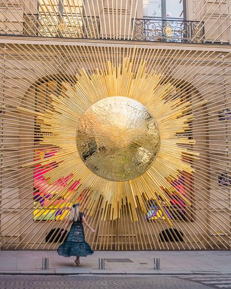 The beautiful sun sculpture on the facade of Louis Vuitton Place Vendôme in Paris! Sun Sculpture, Paris Place, Building Concept, Paris Photography, Fence Design, Stage Design, Facades, Architecture Art, Abstract Wall Art