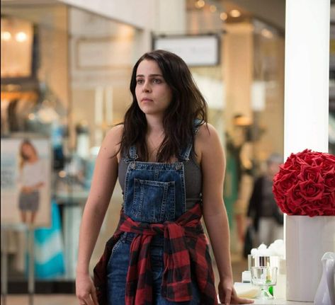 The Duff Movie, Duff Movie, Venom Oc, Secrets Aesthetic, Supernatural Season 1, Tv Show Scenes, Movies Romance, Mae Whitman, The Secret Circle