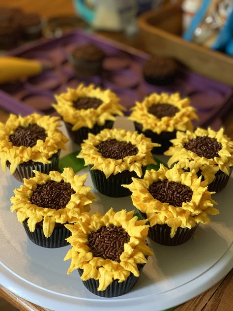 Sunflower Cupcakes, Cake Cookies, Baked Goods, Bugs, Cake Decorating, Sunflower, Baby Shower, Shower, Baking