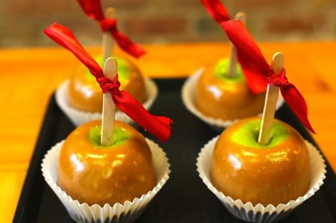 4 Best Party Themes for Your Kid Going into 2019 Taffy Recipe, Best Apple Recipes, Mini Caramel Apples, Caramel Apples Homemade, Caramel Apples Recipe, Fall Apple Recipes, Caramel Apples Easy, How To Make Caramel, Homemade Caramel Sauce