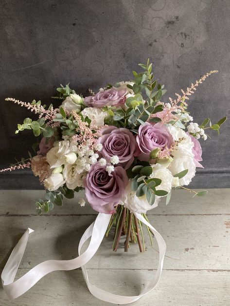 Dusky Pink Flowers Wedding, Lisianthus Wedding Bouquet, Faux Flower Centerpiece, Lilac Wedding Flowers, Ivory Rose Bouquet, Small Wedding Bouquets, Simple Wedding Bouquets, Lilac Bouquet, Wedding Plants