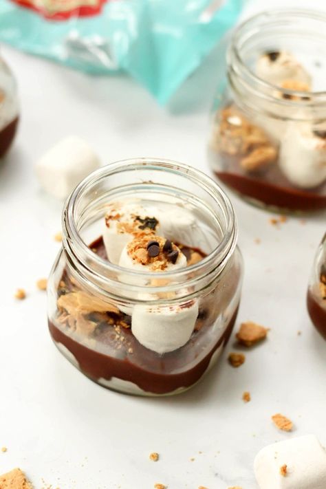 vegan smores in a jar Layer Desserts, Vegan Smores, Mason Jar Cakes, Vegan Chocolate Pudding, Dairy Free Recipes Easy, Vegan Chocolate Mousse, Dairy Free Recipes Dinner, Gluten Free Dinner Easy, What Can I Eat