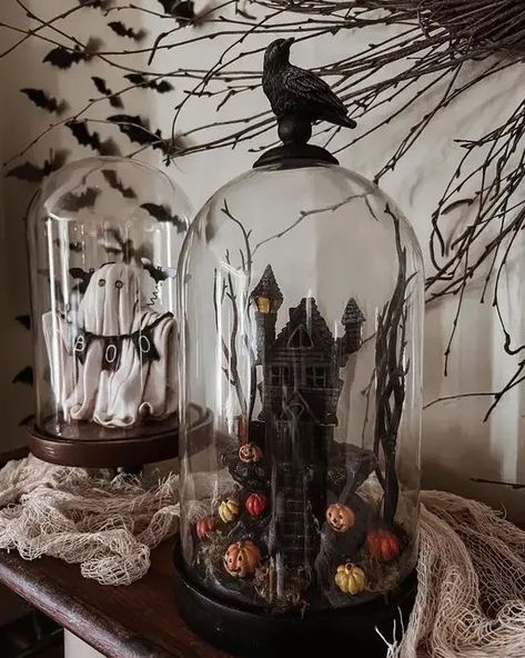 Picture of classy Halloween cloches with a ghost and a banner, a castle with pumpkins and branches and a blackbird on top Spooky House Halloween, Halloween Cloche, Cloche Decor, Classy Halloween, Halloween Mantel, Easy Halloween Decorations, Modern Halloween, Spooky House, Halloween Everyday