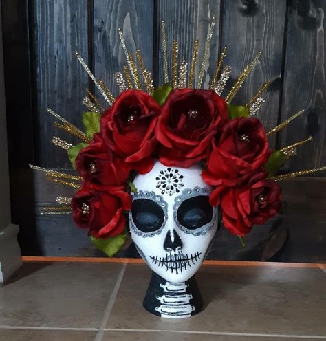 Dia De Los Muertos Hat Ideas, Catrina Crown Diy, Day Of The Dead Headpiece Diy, Catrina Headpiece, Hanging Skulls, Day Of The Dead Headpiece, Calavera Halloween, Diy Day Of The Dead, Catrina Costume