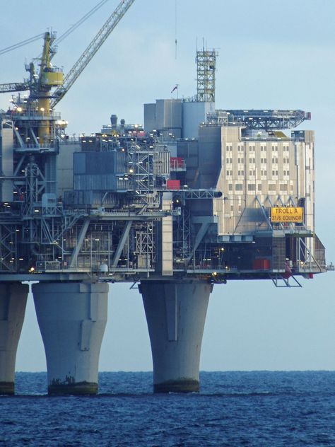 Oil Platform Architecture, Water Well Drilling Rigs, Oil Rig Jobs, Oilfield Life, Middle Of The Ocean, Petroleum Engineering, Texas Oil, Water Well Drilling, Oil Platform