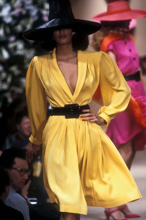 Ysl 80s, New Jeans Trend, 80s Chic, Look Disco, Yasmeen Ghauri, Fancy Skirts, Style Moodboard, 90s Runway Fashion, Vintage Ysl