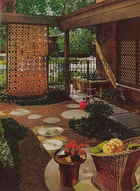 Retro Courtyard Mid Century Courtyard, Mid Century Exterior, 70s House, Retro Interior Design, Mid Century Architecture, Retro Interior, Vintage Interiors, Modern Landscaping, Mid Century Modern House