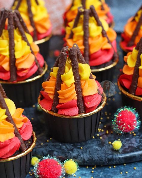 Jane Dunn on Instagram: “(New!) Bonfire Cupcakes! ❤️🔥 Delicious chocolate and vanilla cupcakes that are perfect for bonfire night – buttercream flames, matchmaker…” Buttercream Flames, Bonfire Cupcakes, Cherry Bakewell Cupcakes, Bonfire Cake, Mini Victoria Sponge Cakes, Biscoff Cake, Seasonal Baking, Janes Patisserie, Smores Cake