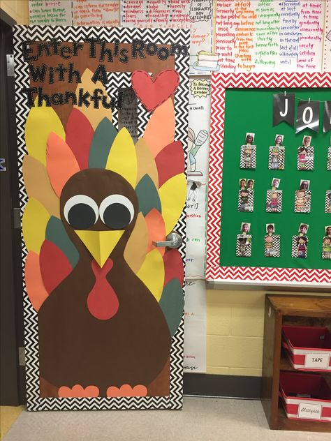 Thanksgiving Toddler Door Ideas, Cute Thanksgiving Classroom Door Ideas, Thanksgiving Dorm Door Decorations, Thanksgiving Door Decorations Classroom Turkey, Thankagiving Classroom Door, Thanksgiving Door Decorations, Thankful Heart, Classroom Door, Classroom Bulletin Boards