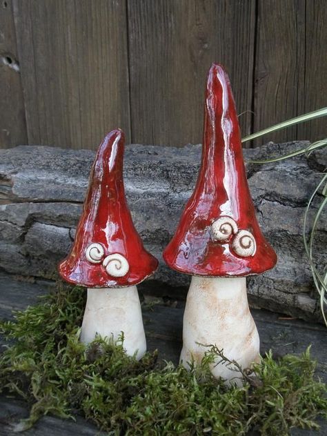 Ceramic Mushrooms, Cerámica Ideas, Pottery Handbuilding, Flower Bucket, Winter Frost, Garden Pottery, Decoration Garden, Pottery Glazes, Flower Hats